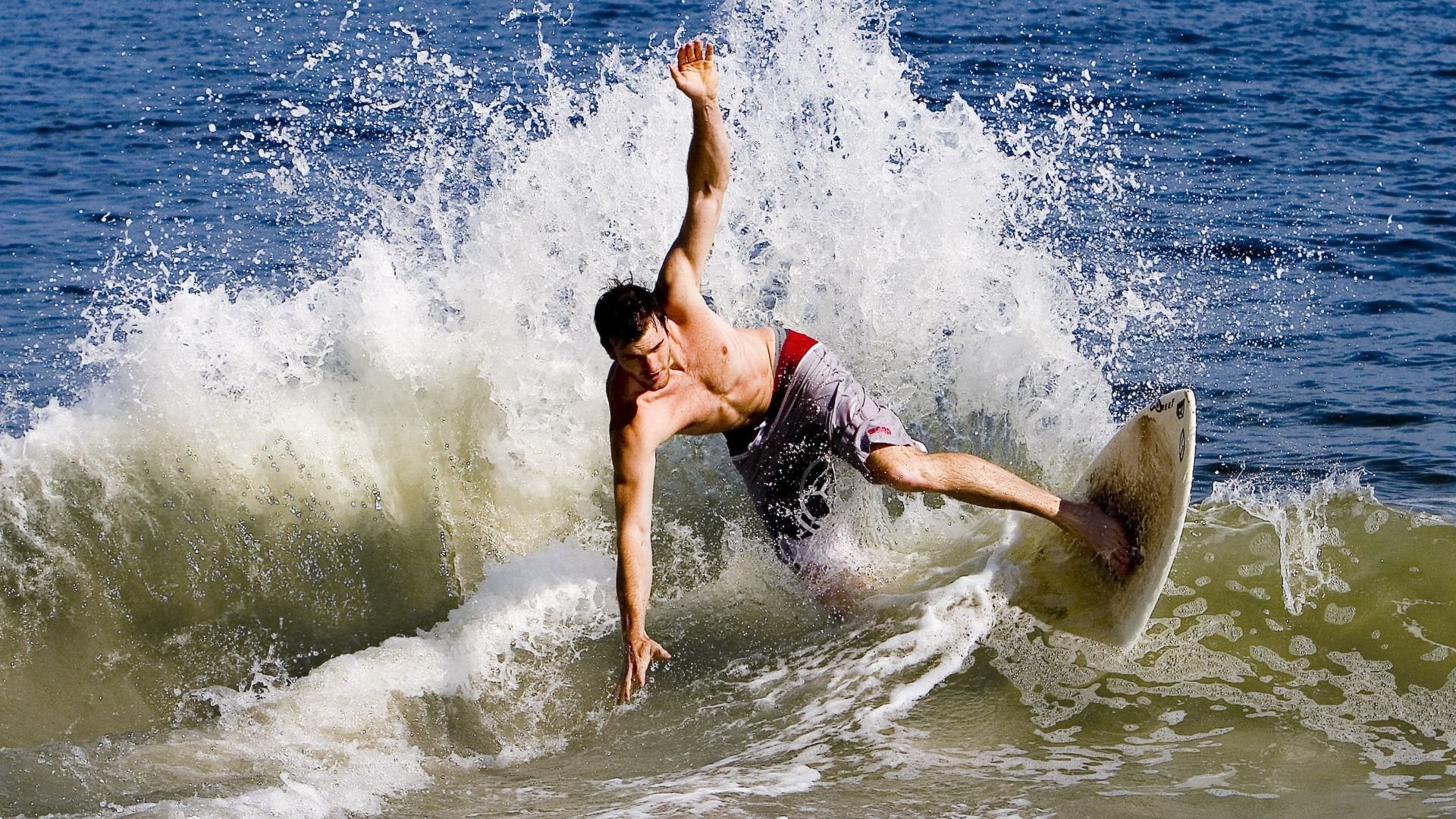 跳水环节波兰动作精准优雅，波黑跳水桥
